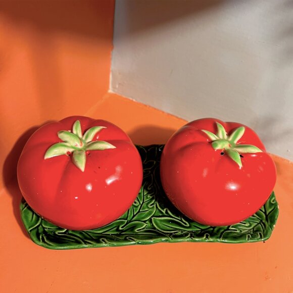 Oversized Vintage 40's Tomato Japanese Salt & Pepper Shakers with Tray - Picture 1 of 8